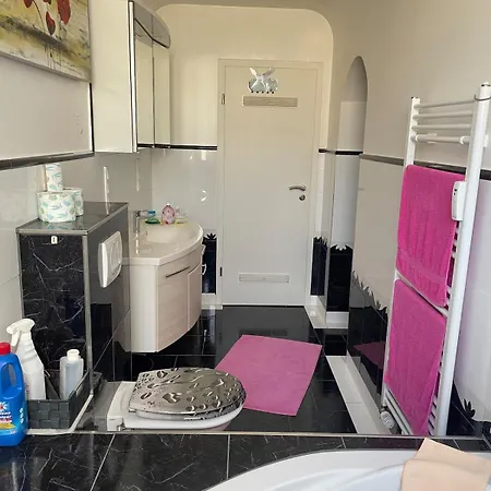 2 Whg In Naehe Zentrum Mit Whirlpool Und Nahen Oeffentliche Verkehrsmitteln דירה *
