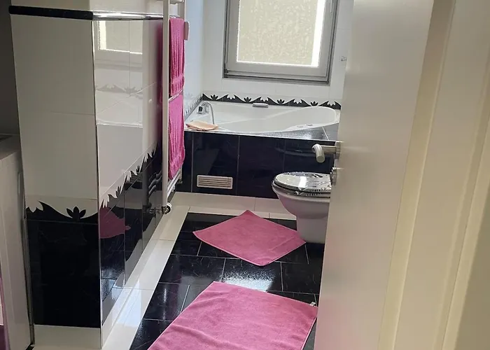 Appartement 2 Whg In Naehe Zentrum Mit Whirlpool Und Nahen Oeffentliche Verkehrsmitteln
