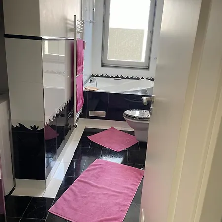 Apartmán 2 Whg In Naehe Zentrum Mit Whirlpool Und Nahen Oeffentliche Verkehrsmitteln